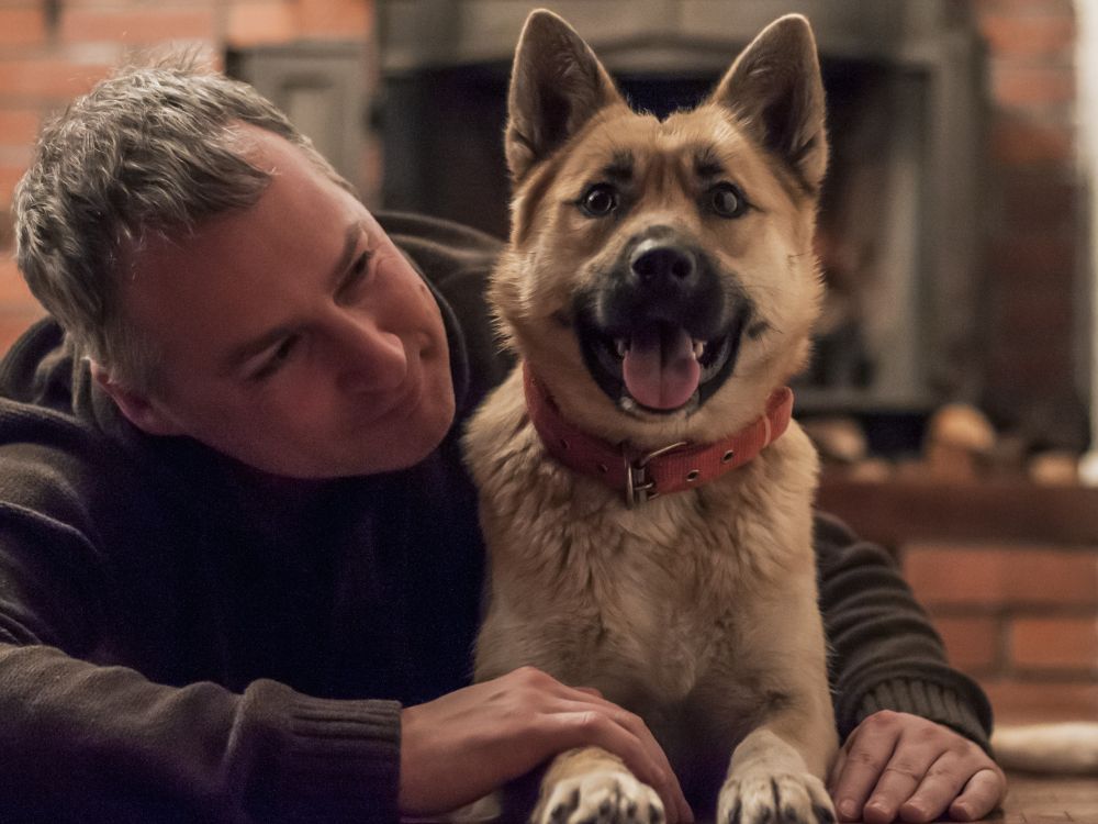 Eine Frau teilt einen innigen Moment mit ihrem Deutschen Schäferhund bei einem Fotoshooting in Dresden.